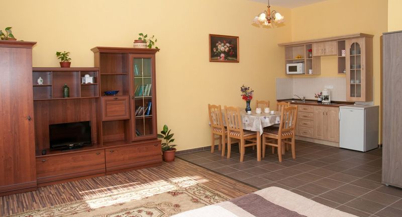 Apartman s terasou pro 4 os. se 2 ložnicemi přízemní - Árendás Vendégház Kehidakustány, foto 1