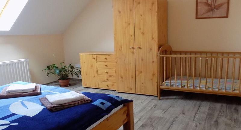 Deluxe Apartman pro 6 os. se 3 ložnicemi na poschodí - Árendás Vendégház Kehidakustány, foto 1