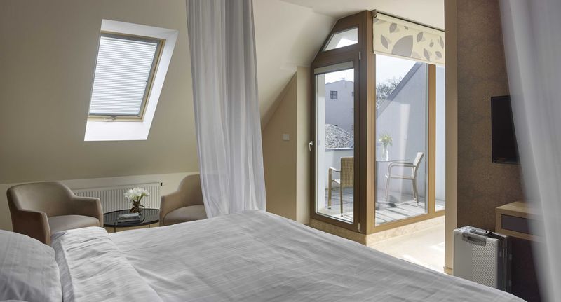 Pokoj s balkónem s manželskou postelí - Hotel Panská Zahrada Dobřichovice, foto 1