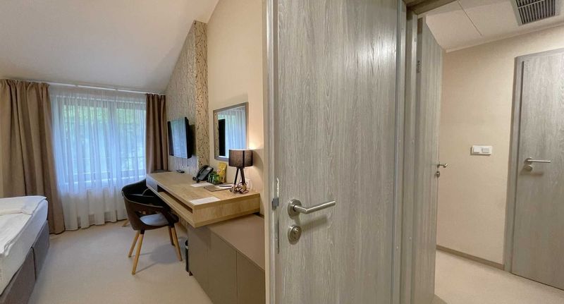 Pokoj s klimatizací se sprchou pro 4 os. - Hotel Panská Zahrada Dobřichovice, foto 1