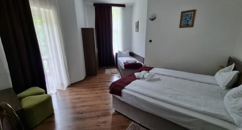 Apartman s balkónem s koupelnou pro 5 os. s 1 ložnicí (s možností přistýlky) - Pensiune Mayumi Moneasa, foto 1