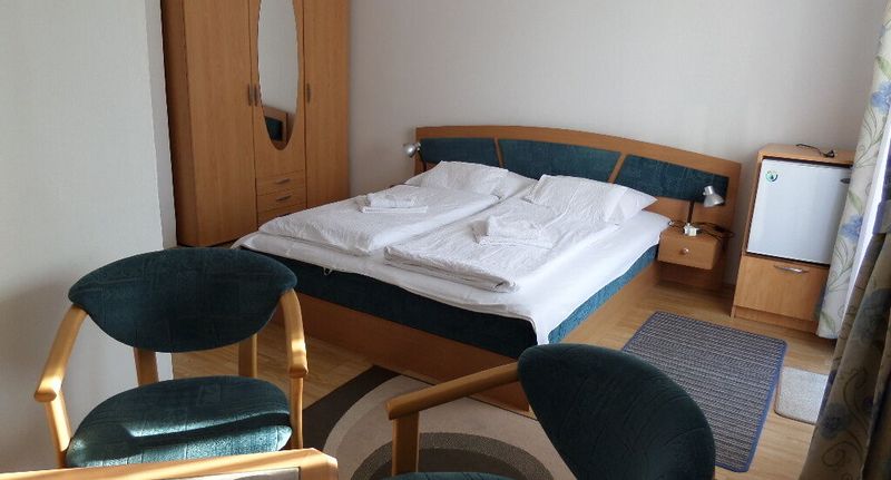 Pokoj s manželskou postelí s výhledem do dvora na poschodí - Silent Apartmanház Harkány, foto 1