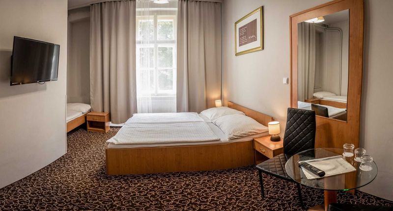 Pokoj se sprchou pro 3 os. - Hotel Brixen Praha, foto 1