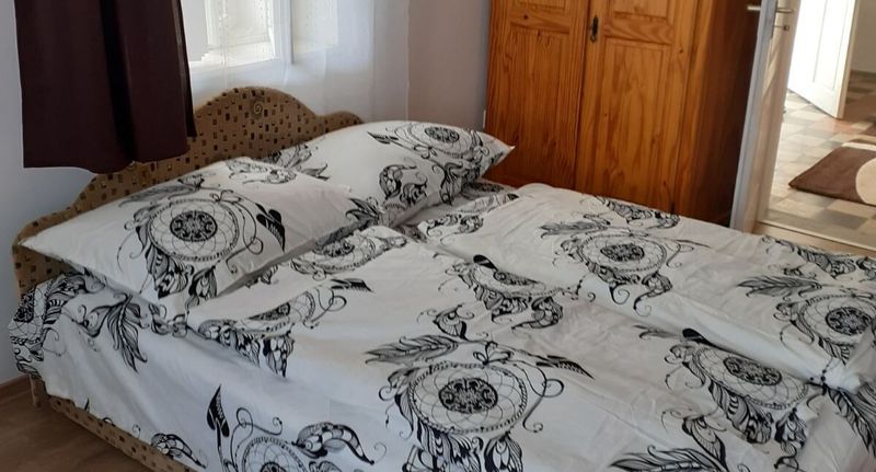Apartman pro 8 os. se 3 ložnicemi s výhledem do dvora přízemní - Bella Apartman Sárospatak, foto 1