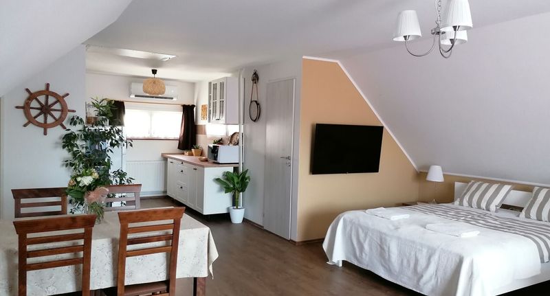 Classic Apartman pro 4 os. se 2 ložnicemi v podkroví - Lilla Vendégház Balatonudvari, foto 1