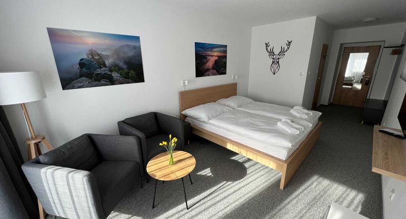 Pokoj se sprchou s manželskou postelí - HOTEL VARNSDORF, foto 1