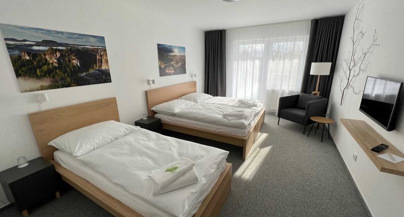 Pokoj se sprchou pro 3 os. - HOTEL VARNSDORF, foto 1