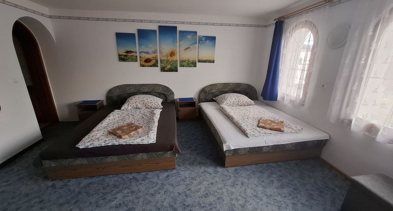 Pokoj s balkónem s koupelnou s manželskou postelí (s možností přistýlky) - Sasfészek Apartman Lenti, foto 1