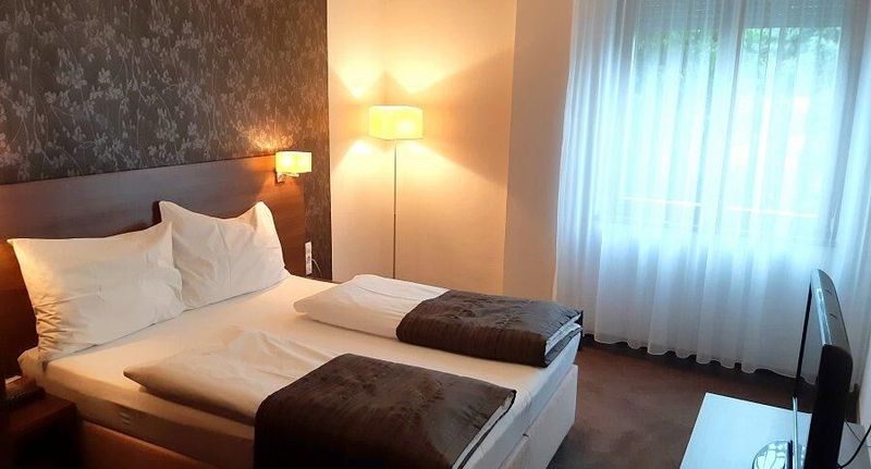 Pokoj se sprchou s klimatizací pro 4 os. - Hotel Biograf Písek II, foto 1