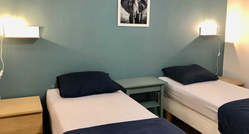 Apartman se sprchou s privátní koupelnou mimo apartmán pro 8 os. - DomaHomes Accomodations Hošťka, foto 1