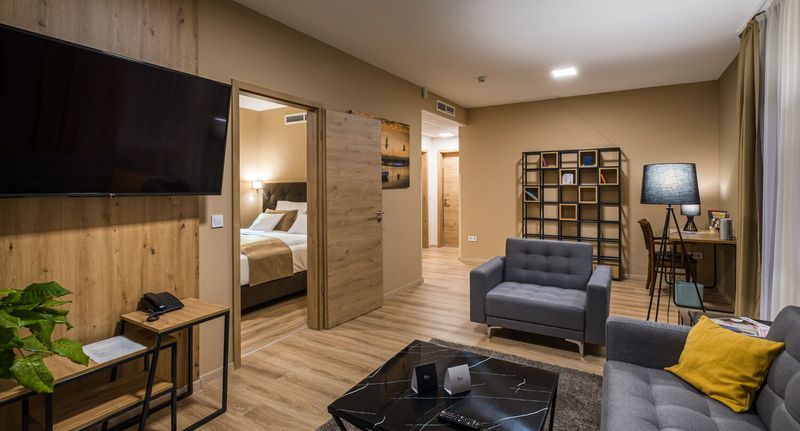 Superior Suita pro 4 os. se 2 ložnicemi na straně bazénu - Kistücsök Food & Room Balatonszemes, foto 1