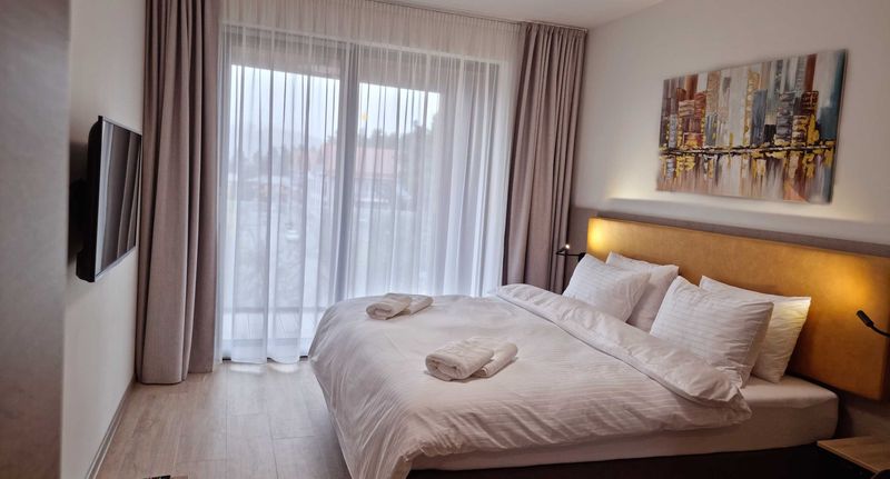 Pokoj se sprchou s terasou s manželskou postelí - JBX Resort Avenue Lipno, foto 1
