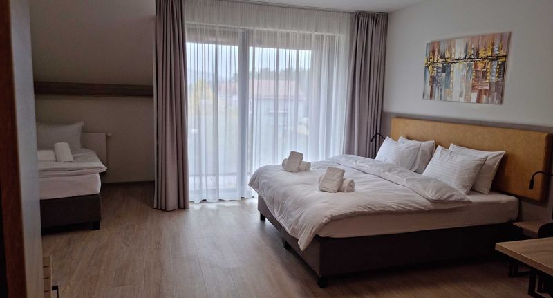 Pokoj s balkónem se sprchou s manželskou postelí (s možností přistýlky) - JBX Resort Avenue Lipno, foto 1