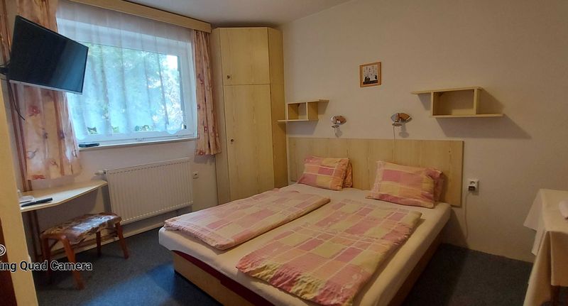 Pokoj se sprchou pro 4 os. (s možností přistýlky) - Penzion Svojanov, foto 1