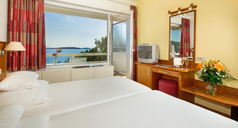 Pokoj s balkónem s manželskou postelí s částečným výhledem na moře - Hotel Zora Primošten, foto 1