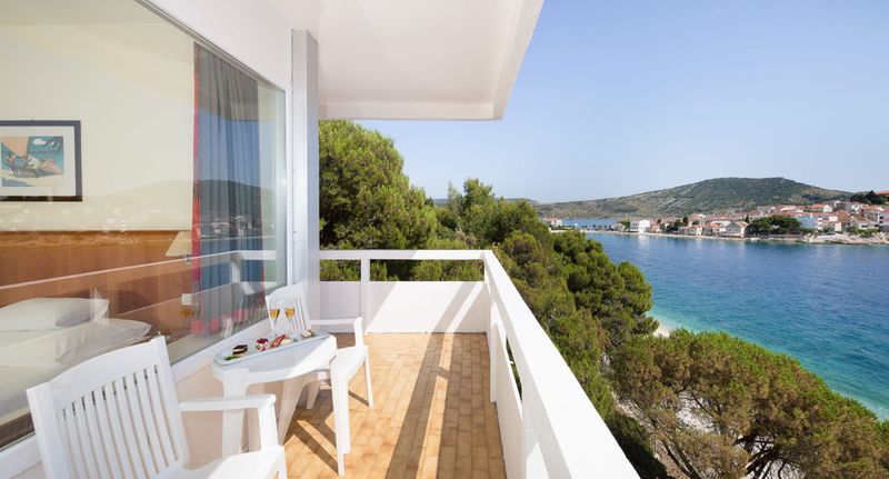Pokoj s balkónem s manželskou postelí s výhledem na moře - Hotel Zora Primošten, foto 1
