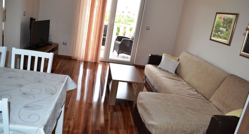 Apartman pro 5 os. se 3 ložnicemi s výhledem do dvora na poschodí - Apartman Dario Srima, foto 1