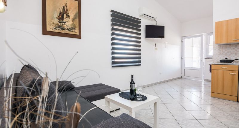Apartman s klimatizací s balkónem pro 4 os. s 1 ložnicí A-18540-f - Apartments With Parking Space Vir - 18540, foto 1
