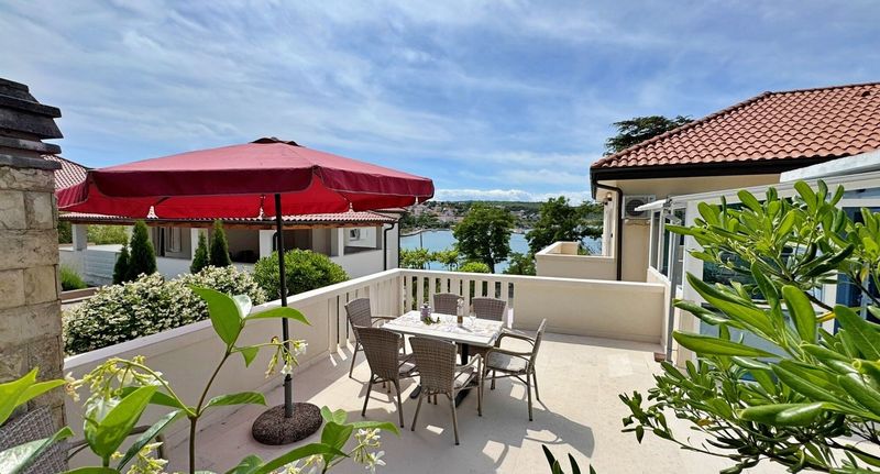 Apartman s klimatizací s terasou pro 5 os. se 2 ložnicemi A-18704-f - Apartments By The Sea Šilo, Krk - 18704 Šilo, foto 1