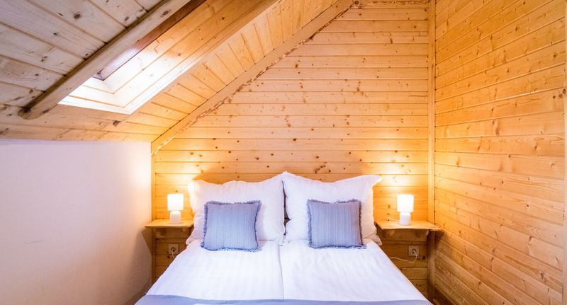 Romantik Apartman s manželskou postelí s 1 ložnicí v podkroví - Tündérkert Apartman Debrecen, foto 1