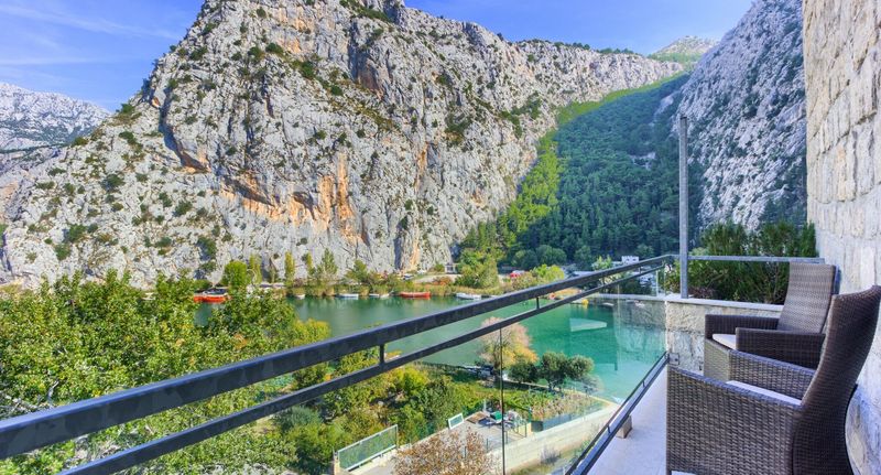 Pokoj s manželskou postelí s výhledem na řeku s výhledem na hory - Hotel Villa Dvor Omiš, foto 1