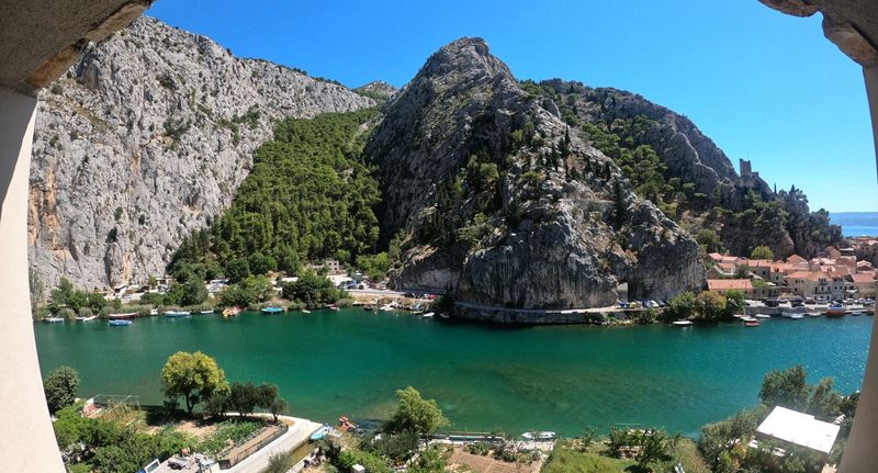 Pokoj s balkónem s manželskou postelí s částečným výhledem na moře - Hotel Villa Dvor Omiš, foto 1