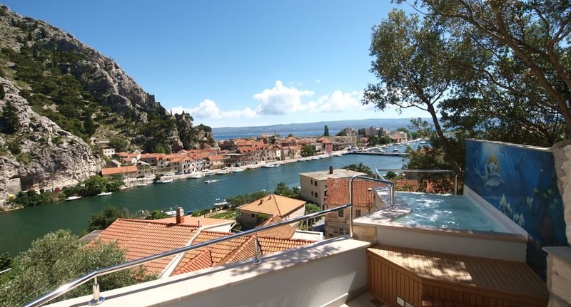 Pokoj s balkónem s manželskou postelí s výhledem na moře - Hotel Villa Dvor Omiš, foto 1