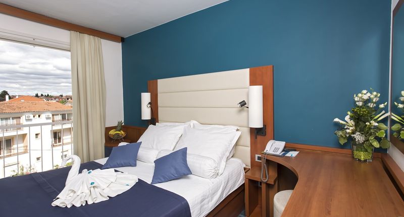 Pokoj s manželskou postelí s výhledem na park na poschodí - Hotel Kornati Biograd na Moru, foto 1