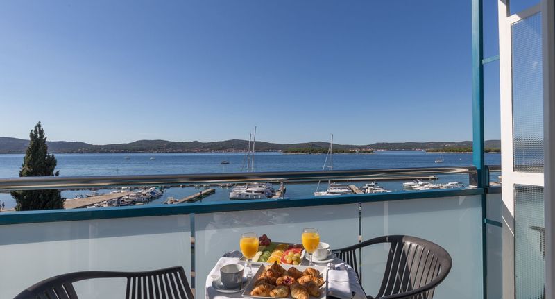 Pokoj s manželskou postelí s výhledem na moře na poschodí (s možností přistýlky) - Hotel Kornati Biograd na Moru, foto 6