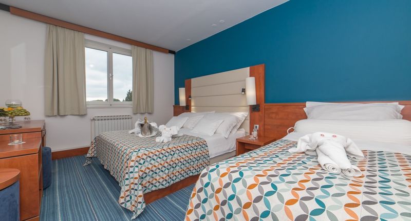 Pokoj pro 3 os. s výhledem na město na poschodí - Hotel Kornati Biograd na Moru, foto 1