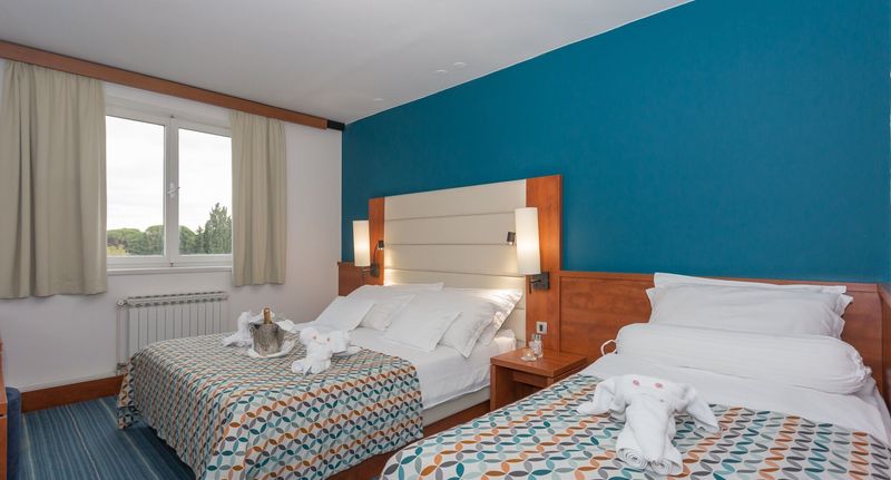 Suita pro 3 os. se 2 ložnicemi s výhledem na moře na poschodí (s možností přistýlky) - Hotel Kornati Biograd na Moru, foto 7