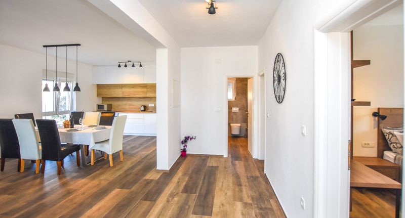 Apartman pro 7 os. se 4 ložnicemi - Apartment Sterna Turanj, foto 1
