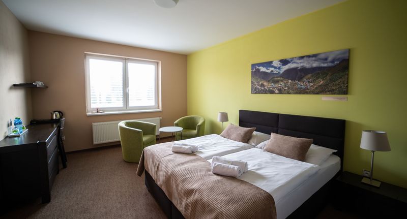 Pokoj se sprchou s manželskou postelí (s možností přistýlky) - Garni Hotel Svitavy, foto 1