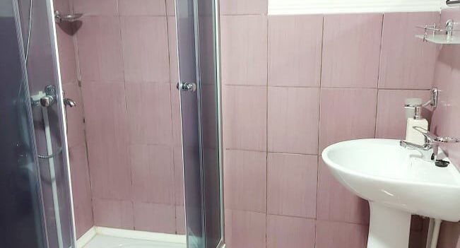 Pokoj s koupelnou s manželskou postelí na poschodí - Pensiunea Boca Voroneț, foto 1