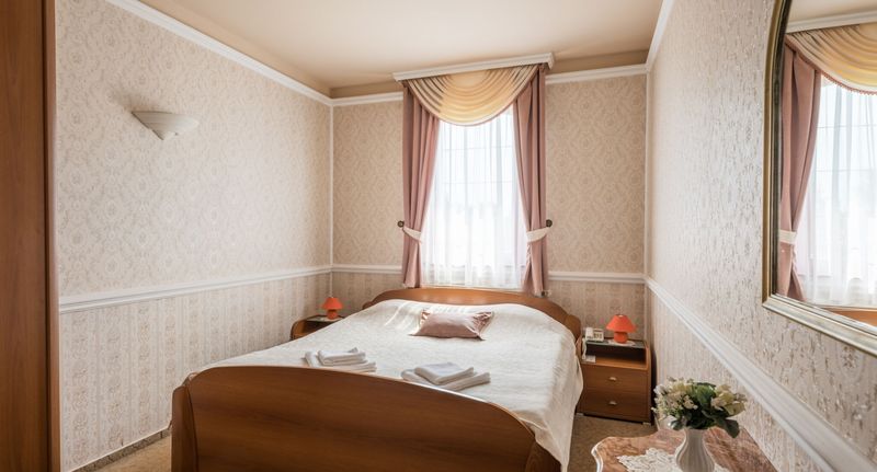Nachází se v budově B Pokoj s manželskou postelí - Hotel Bíbic*** Tüskevár Étterem és Horgásztó Nyíregyháza, foto 1