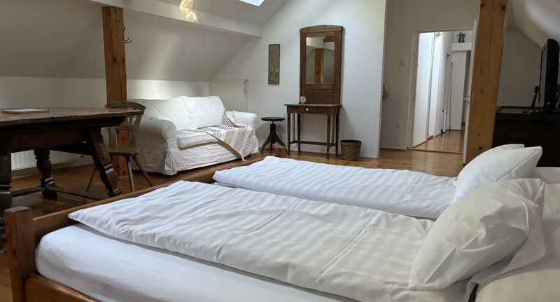 Apartman pro 4 os. s 1 ložnicí s výhledem na park v podkroví - Rotes Haus Gézaháza, foto 1