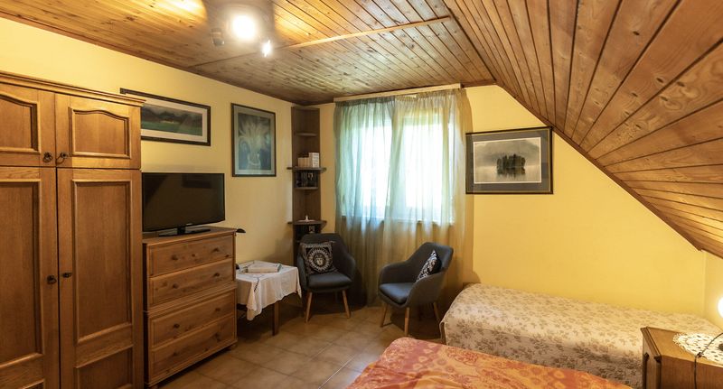 Apartman pro 7 os. se 3 ložnicemi s výhledem do zahrady v podkroví - Bacchus Vendégház Eger, foto 1
