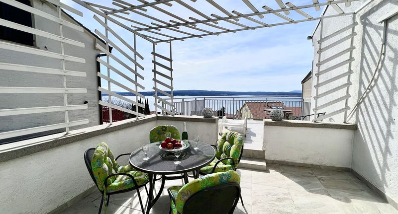 Trip Apartman pro 5 os. se 3 ložnicemi s výhledem na moře - Apartmani Azoa Dramalj, foto 1