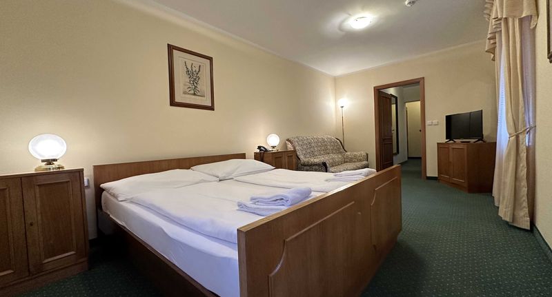 Pokoj s vanou s manželskou postelí - Hotel U Zámečku Cihelny Karlovy Vary, foto 1