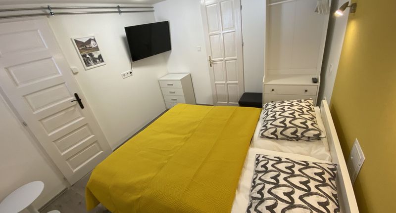 Apartman s klimatizací s privátní koupelnou mimo apartmán pro 6 os. se 3 ložnicemi (s možností přistýlky) - Huta-túra 42 Vendégház**** Újhuta, foto 1