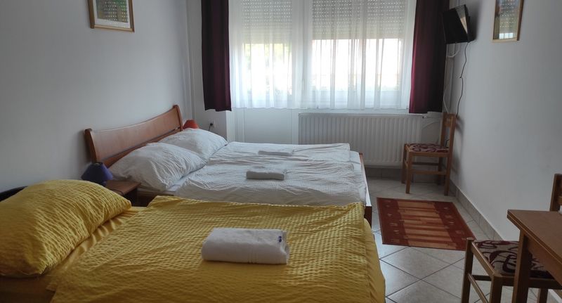 Pokoj s balkónem s manželskou postelí na poschodí (s možností přistýlky) - Turi Vendégház Sarród, foto 1