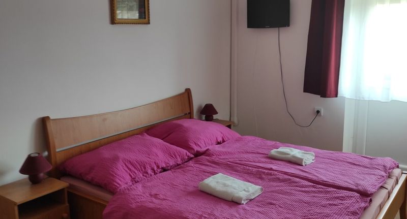 Pokoj s balkónem s manželskou postelí na poschodí (s možností přistýlky) - Turi Vendégház Sarród, foto 6