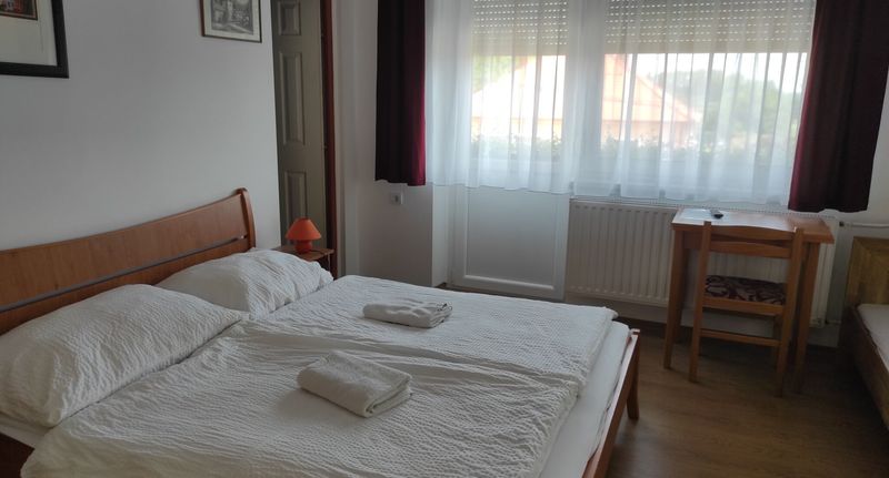 Pokoj s balkónem s manželskou postelí na poschodí (s možností přistýlky) - Turi Vendégház Sarród, foto 12