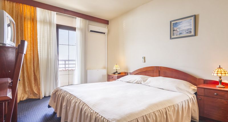 Pokoj s manželskou postelí s výhledem na moře na poschodí - Hotel Miramare Njivice, foto 1