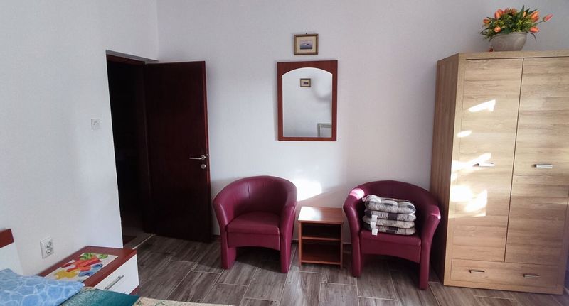 Apartman pro 5 os. se 2 ložnicemi s výhledem do zahrady přízemní - Apartments Maricic Novi Vinodolski, foto 1