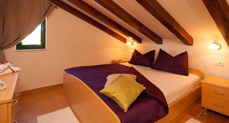 "B" Apartman pro 5 os. se 3 ložnicemi s výhledem do zahrady - Villa Croatica Zaboric, foto 1