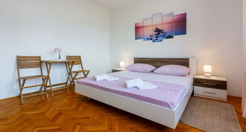 Apartman pro 5 os. se 3 ložnicemi s částečným výhledem na moře na poschodí (s možností přistýlky) - Apartman Azur Novi Vinodolski, foto 1