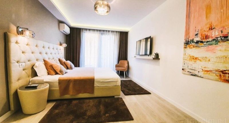 Pokoj s koupelnou s manželskou postelí na přízemí (s možností přistýlky) - Mamaia Moments Villa Năvodari, foto 1