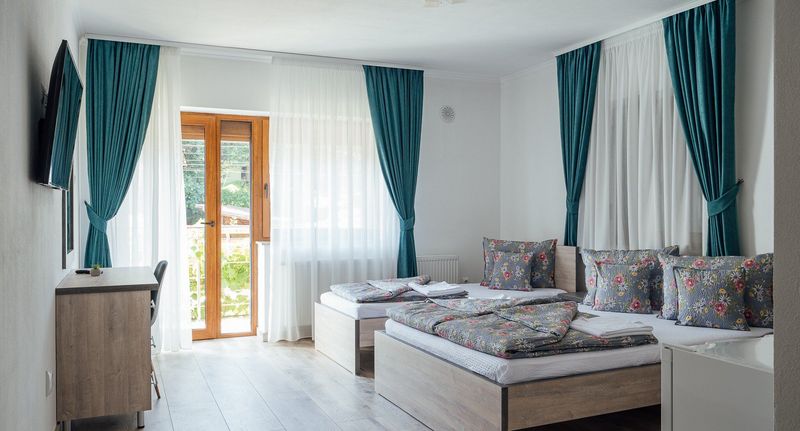 Se společnou kuchyňkou Pokoj s balkónem pro 3 os. - Pensiunea Sándor 2 Praid, foto 1