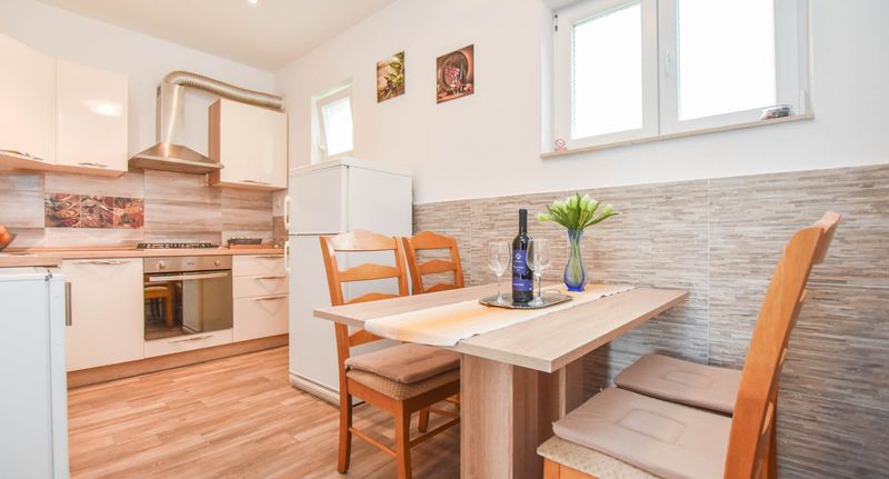 Apartman pro 5 os. se 2 ložnicemi - Apartment Rota Turanj, foto 1